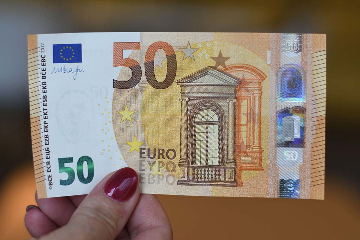 Крупная купюра евро. 50 Евро купюра. Банкнота 50 евро. 50 Евро купюра 2002. Как выглядит 50 евро купюра.